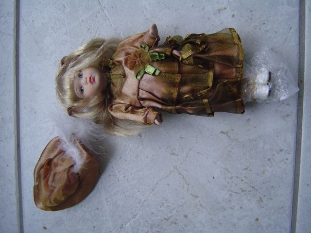 NEU   kleine Puppe Porzellan ca. 20cm Dekopuppe - Hut Glitzerkleid  - Spielzeug Sammlungen - Chemnitz