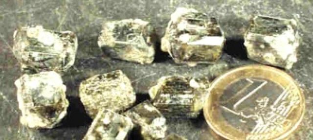 Vesuvian-Kristalle mit Grossular-Aufwüchsen  Granate  aus Wilui  Sibirien  - Schmuck Edelmetalle Uhren - Krefeld