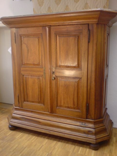 Barockschrank Nussbaum Massiv - Moebel Antiquarisch - Stuttgart