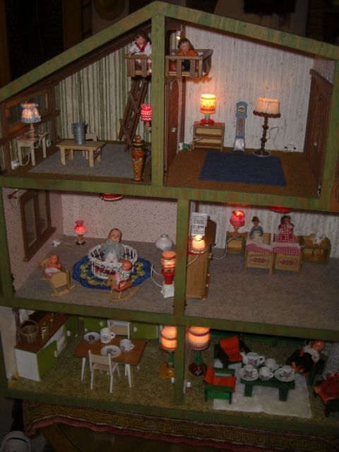 Grosses PUPPENHAUS/ Puppenstube mit Licht/ Strom - HANDARBEIT - Spielzeug Sammlungen - Taunusstein