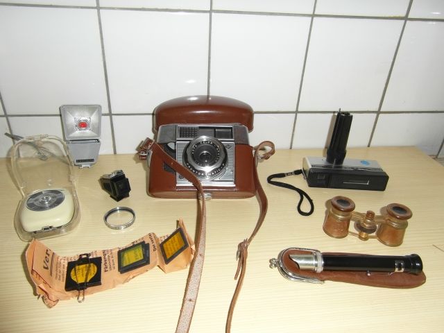 Agfa- und Kodak-Camera, Opernglas - Postkarten Filme Fotos - Wiesbaden