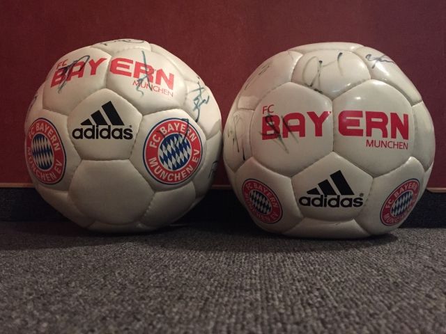 2 FC Bayern Autogrammbälle  Original unterschrieben  - Fanartikel - Guntersblum