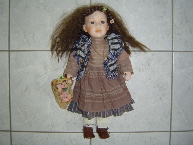 Dekopuppe ca. 46cm Blumen Korb Kleid Puppe Porzellanpuppe - Spielzeug Sammlungen - Chemnitz